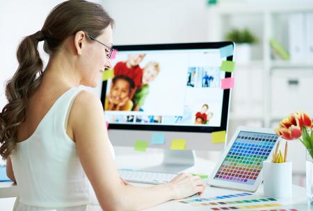 Vrouw werkt geconcentreerd op de computer en kan zo spanningspijn krijgen