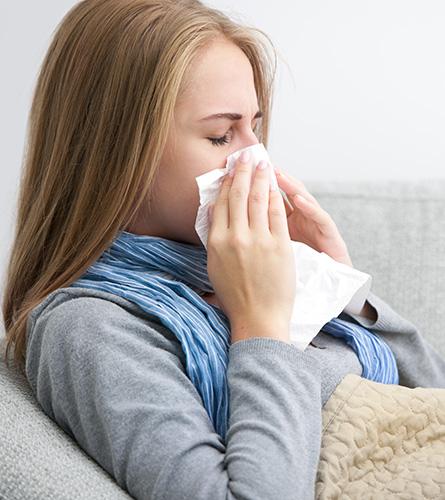 Vrouw heeft een lopende neus door verkoudheid