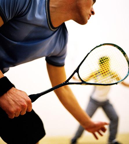 Sommige sporten zoals squash kunnen tot rugpijn leiden