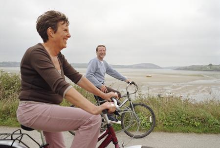 Un couple se balade à vélo pour soulager la douleur articulaire